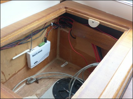 inbraak- / burglar-alarm, boven watertank / over watertank