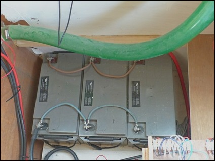 Accus onder vensterbank-kast / Batteries under sil-locker