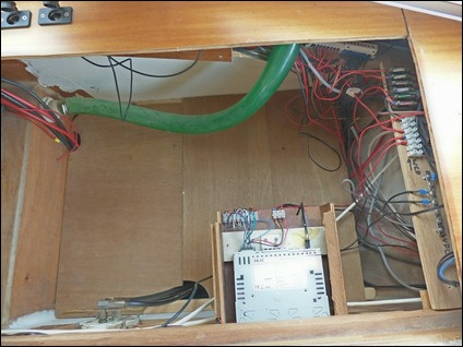 vloertje boven accus / floor over batteries